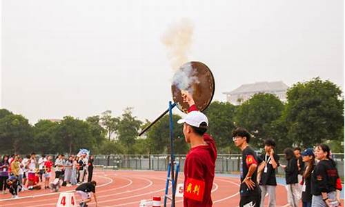 田径裁判手势_田径裁判旗语手势